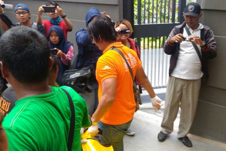 Jasad pembantu korban pembunuhan dievakuasi ke kamar mayat RSU dr Soetomo Surabaya