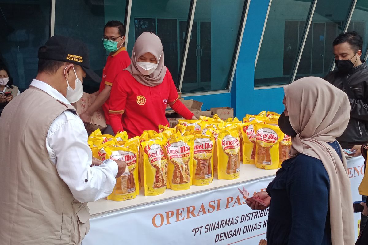 Beberapa pembeli menyerbu operasi pasar minyak goreng dari Pemkot Malang di GOR Ken Arok, Kecamatan Kedungkandang, Kota Malang, Jawa Timur pada Rabu (23/2/2022). 