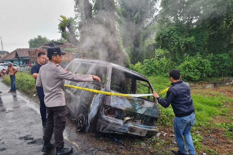Kapolres Muara Enim AKBP Andi Supriadi melakukan olah TKP terkait terbakarnya satu unit mobil yang terbakar lantaran diduga mengangkut bbm bersubsidi di jalan Lintas Tengah (Jalinteng) Sumatera (Muara Enim-Baturaja) tepatnya di Desa Lingga, Kecamatan Lawang Kidul, Kabupaten Muara Enim, Sumatera Selatan.