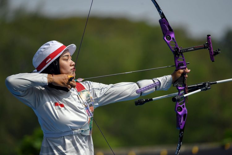 Pemanah putri Indonesia Diananda Choirunisa membidik sasaran saat berlatih di Cikarang, Bekasi, Jawa Barat, Jumat (12/7/2024). Empat atlet panahan Indonesia akan terjun pada nomor tim recurve putri, perorangan recurve putri, perorangan recurve putra dan mix team pada Olimpiade Paris 2024. Artikel ini berisi jadwal Olimpiade 2024.