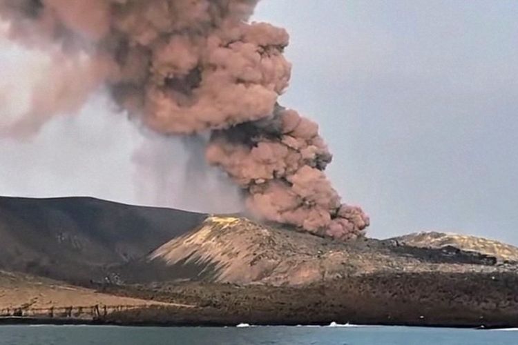 Gunung Anak Krakatau Meletus 18 Kali sejak Awal Juli 2026, Status Masih Siaga