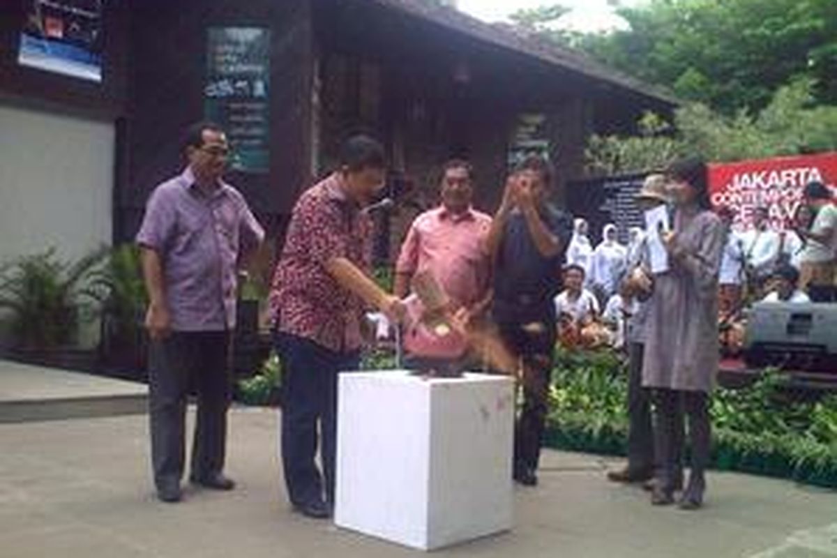 Pembukaan Bienalle diresmikan dengan pemukulan kendi yang dilakukan oleh Bapak Budi Dirut Ancol