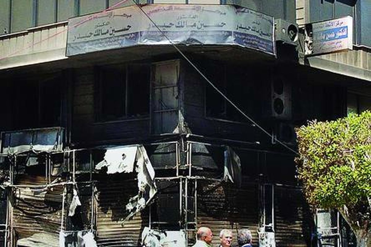 Foto yang dirilis Syrian Arab News Agency (SANA) pada Minggu (27/3) ini memperlihatkan bangunan yang terbakar di kota pelabuhan Latakia, 350 kilometer timur laut ibu kot a Damaskus. Penasihat presiden mengumumkan bahwa Pemerintah Suriah telah mencabut undang-undang darurat yang diberlakukan sejak 1962 saat penduduk Latakia memakamkan korban kerusuhan yang membuat Presiden Bashar al-Assad berada dalam tekanan.