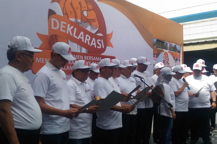 Menteri Dalam Negeri Tjahjo Kumolo, Bawaslu, dan perwakilan TKN serta BPN dalam Deklarasi komitmen bersama menjelang kampanye rapat umum dan iklan kampanye pemilu 2019 di kantor Bawaslu RI, Jakarta, Sabtu (23/3/2019).