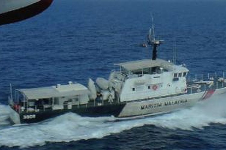 Kapal Angkatan Laut Malaysia melakukan pencarian di wilayah perairan, tetapi belum menemukan apa-apa.