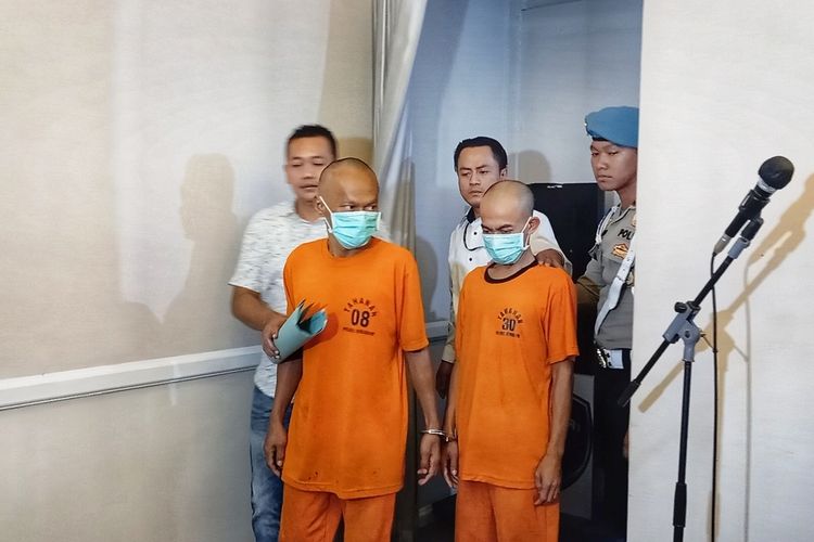 Tersangka G alias Sadbor dan AS alias Toed dikawal petugas Polres Sukabumi saat akan konferensi pers di Palabuhanratu, Sukabumi, Jawa Barat, Senin (4/11/2024)