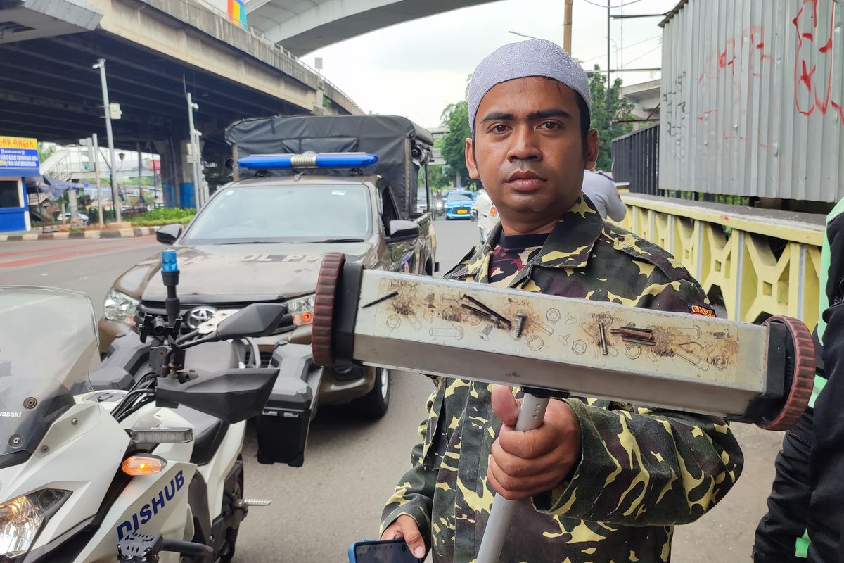 Pernah Jadi Korban, Usmanto Kini Rutin Bersihkan Ranjau Paku di Jalan Jakarta