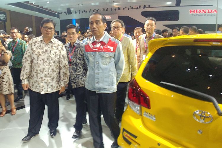 Presiden Joko Widodo menghadiri ajang Indonesia International Motor Show (IIMS) di Jakarta International Expo, Kemayoran, Jakarta, Kamis (19/4/2018). 