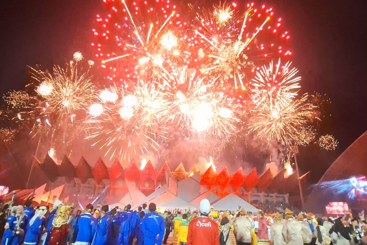 Kemeriahan pesta kembang api saat pembukaan Pekan Olahraga Nasional (PON) Aceh-Sumut di Stadion Harapan Bangsa (SHB), Senin (9/9/2024) malam.