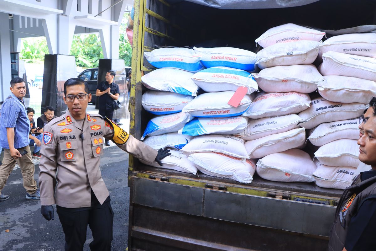 BARANG BUKTI--Kapolres Ngawi, AKBP Dwi Sumrahadi Rakhmanto mengecek tujuh ton pupuk bersubsidi ilegal  yang ditangkap di Ring Road timur, tepatnya di ruas Jalan Soekarno, Desa Kartoharjo, Kecamatan Ngawi, Kabupaten Ngawi, Jawa Timur.