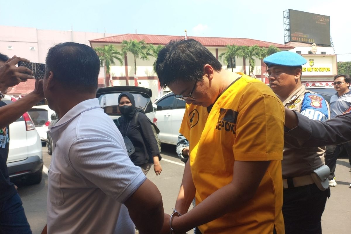 AAB (23), seorang mahasiswa Universitas Indonesia (UI) yang membunuh juniornya berinisial MNZ (19) hanya menunduk sesaat digiring penyidik di Mapolres Metro Depok pada Sabtu (5/8/2023).