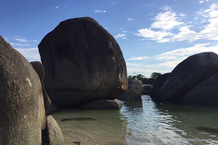 Bebatuan granit menjulang tinggi di Pantai Laskar Pelangi