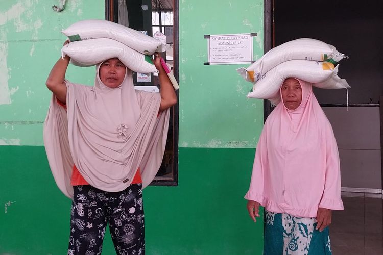 Warga menerima bantuan pangan beras di Sumbawa. Penyaluran bantuana pangan beras ini dihentikan untuk sementara mulai 08 sampai dengan 14 Februari 2024 ini untuk menghormati proses pemilu dan pemutakhiran data. Penyaluran akan dilanjutkan kembali pada 15 Februari atau setelah hari pemungutan suara Pemilu 2024.