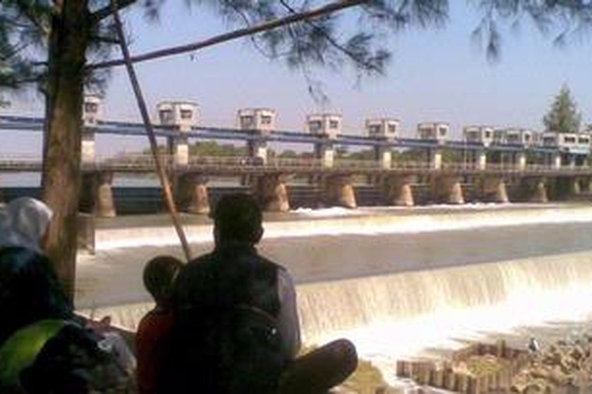 Pengunjung menikmati suasana alam di Bendungan Waru Turi, Gampengrejo. Kabupaten Kediri, Jawa Timur, Kamis (5/7/2012).