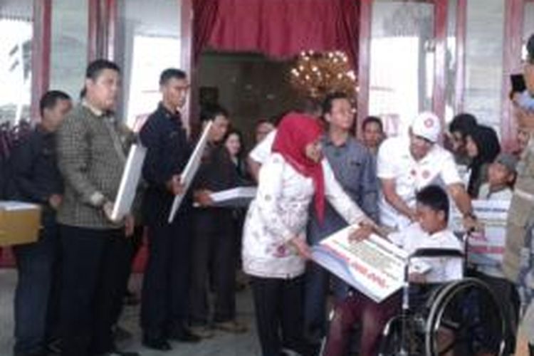 Menteri Sosial, Khofifag Indar Prawansa menyerahkan bantuan sebesar Rp 19,1 miliar kepada Kelompok Usaha Bersama (KUBE) dan rehabilitasi sosial rumah tak layak huni dalam kunjungannya ke Bengkulu, Senin (12/10/2015).