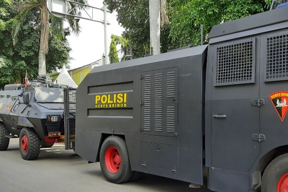 Pengadilan Negeri (PN) Jakarta Timur (Jaktim) melanjutkan sidang untuk terdakwa Rizieq Shihab pada Selasa (6/4/2021). Agenda sidang adalah putusan sela. Mobil barracuda dan water cannon disiapkan.