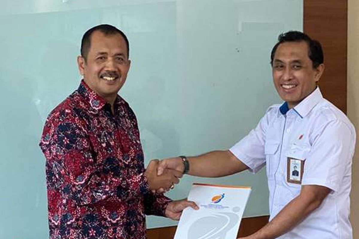 Plt Deputi Pertambangan, Industri Strategis, dan Media Kementerian BUMN Heri Purnomo memberikan SK pengangkatan Suryo Eko Hadianto sebagai Direktur Transformasi Bisnis MIND ID