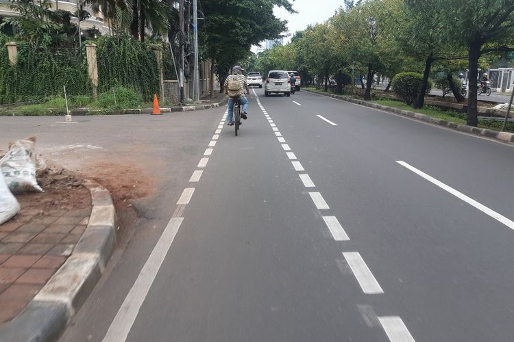 Jalur sepeda di Jalan Puri Indah Raya, Kembangan, Jakarta Barat, Kamis (6/2/2020)