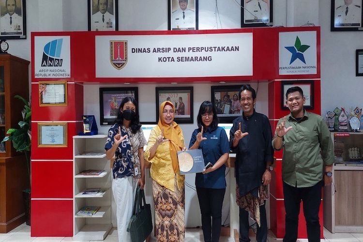 Penyerahan donasi buku Caping Kalo: Riwayat Penutup Kepala Perempuan di Kota Kretek kepada Dinas Arsip dan Perpustakaan Kota Semarang