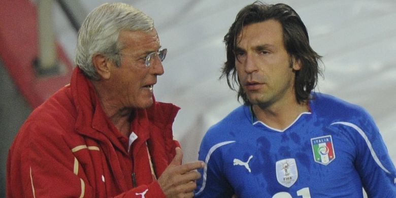 Pelatih timnas Italia Marcello Lippi berbicara dengan Andrea Pirlo pada laga Grup F Piala Dunia 2010 di Stadion Ellis Park, Jonanesburg, 24 Juni 2010.