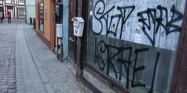 Swastika dan slogan-slogan anti-Yahudi di kota Salzwedel, Jerman.
