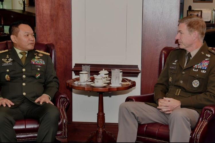 Kepala Staf Angkatan Darat (KSAD) Jenderal Dudung Abdurachman bertemu KSAD Amerika Serikat Jenderal James C McConville di Pentagon, Amerika Serikat, Senin (11/7/2022).