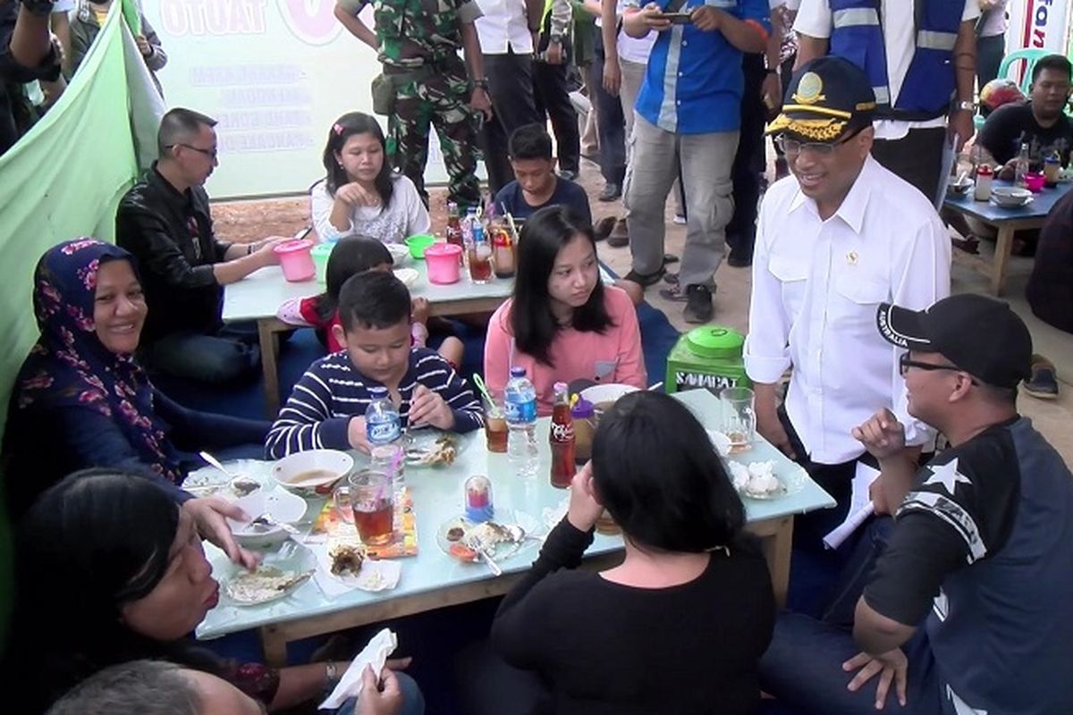 Menteri Perhubungan Budi Karya Sumadi saat berbincang dengan pemudik di Rest Area Candi Areng, Batang, Jawa Tengah, Rabu (21/6/2017). 