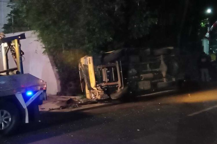 Mobil derek berupaya mengevakuasi truk yang terlibat tabrakan di jalur Puncak Cianjur, Kamis (18/8/2022). Dalam kejadian itu empat orang tewas.