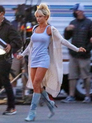 Lily James ketika memerankan Pamela Anderson.