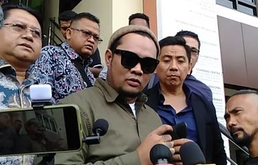 Penyanyi Virgoun memberikan pernyataan usai sidang mediasi perceraiannya dengan Inara Rusli, didampingi tim kuasa hukum di Pengadilan Agama Jakarta Barat, Rabu (7/6/2023).