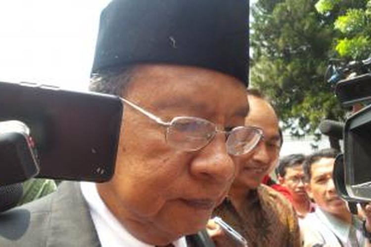 Mantan Gubernur Bank Indonesia, Darmin Nasution, saat tiba di istana kepresidenan, Rabu (12/8/2015).