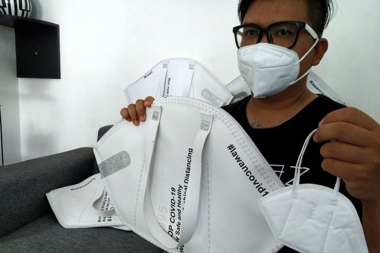 Andreas Prasetyo menunjukkan masker N95 di tangan kirinya dan tas buatannya dengan disain menirukan bentuk masker N95, Selasa (16/3/2021) 