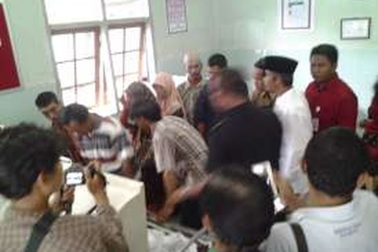 Keluarga korban di Kamar mayat RSUD Kendal. Kompas.Com-/slamet priyatin