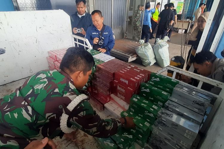 Ratusan slop rokok ilegal gagal diselundupkan ke Jawa dan NTB lewat kargo Bandara Sultan Mahmud Badaruddin II Palembang.