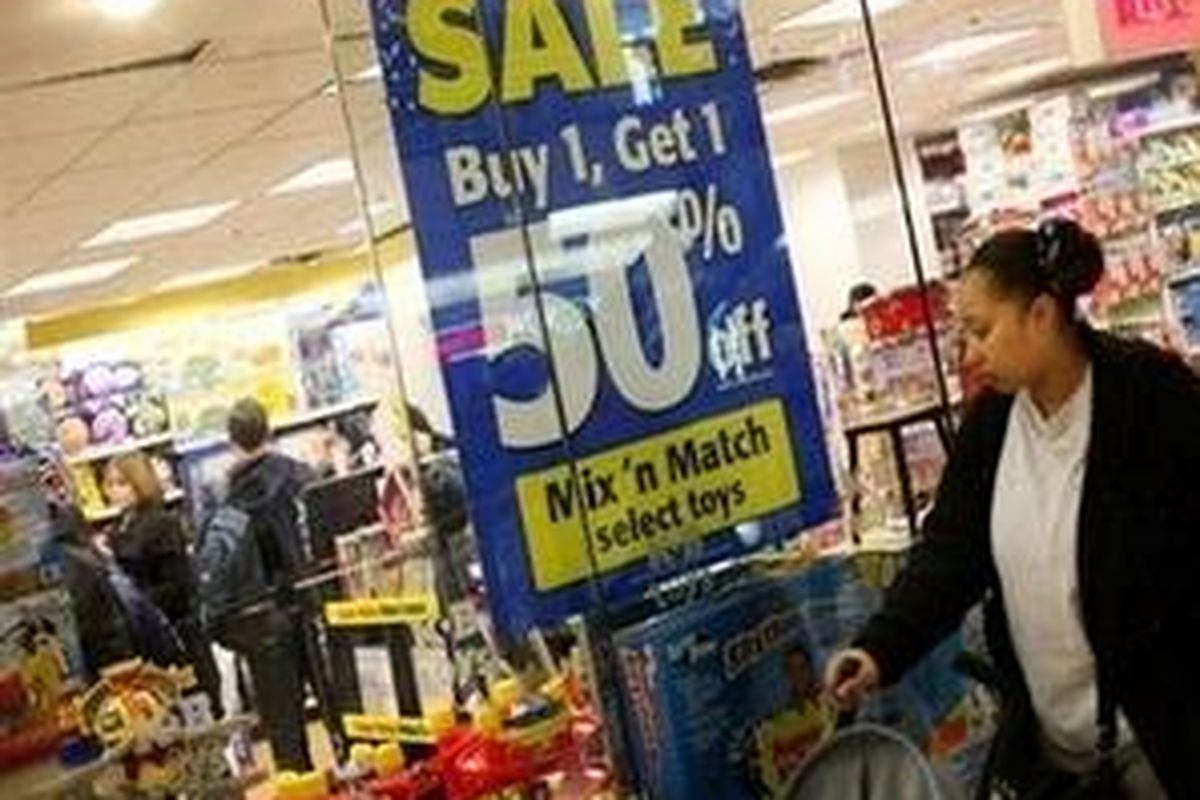 Beberapa konsumen menyempatkan waktu berada di Manhattan Mall, New York City, 8 Februari 2007. Tingkat konsumsi AS menunjukkan perkembangan tidak terlalu memuaskan pada Januari 2008. Namun, daya beli warga AS semakin merosot di saat sejumlah toko menaikkan sejumlah harga kebutuhan pokok. 