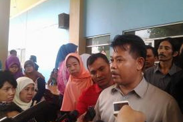Daud Thamsir saat memberikan keterangan kepada wartawan di depan SMA Al-Huda, Cengkareng, Jakarta, Rabu (18/6/2014).
