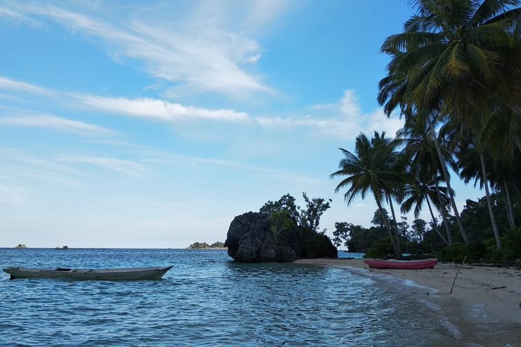 Pantai Pasir Panjang yang jernih dan teduh karena barisan pohon kelapa di Labengki