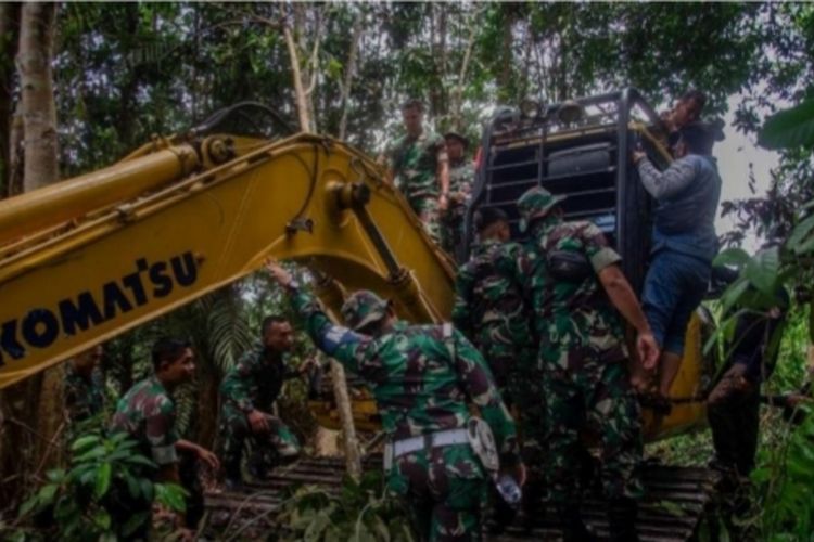 Tim gabungan saat mengamankan satu unit eskavator yang digunakan dua pelaku untuk merusak hutan Suaka Margasatwa Giam Siak Kecil di Kabupaten Siak, Riau, Kamis (13/10/2022).