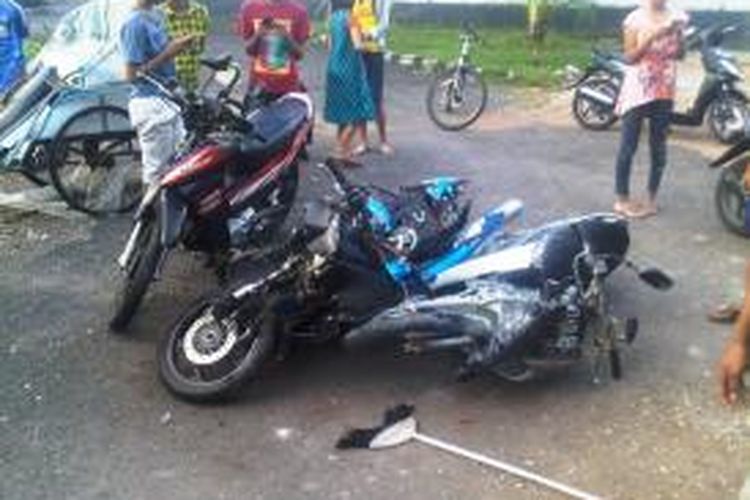 Inilah kondisi tiga unit motor yang ditabrak sebuah mobil box di Jalan Slamet Riyadi, Patrang, Jember Jawa Timur. Akibat kecelakaan maut tersebut, dua orang meninggal dunia, tiga orang mengalami luka- luka, Senin (19/5/2014) 