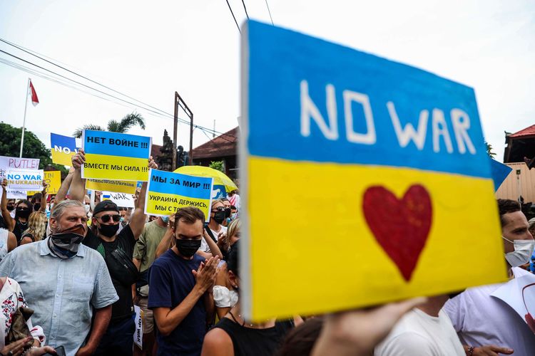 Warga Negara Asing (WNA) asal Ukraina bersama simpatisan saat aksi damai di depan Kantor Konsulat Ukraina, Denpasar, Bali, Selasa (1/3/2022). Aksi tersebut merupakan bentuk solidaritas untuk menyerukan dihentikannya operasi militer terhadap Ukraina dan diwujudkannya perdamaian.