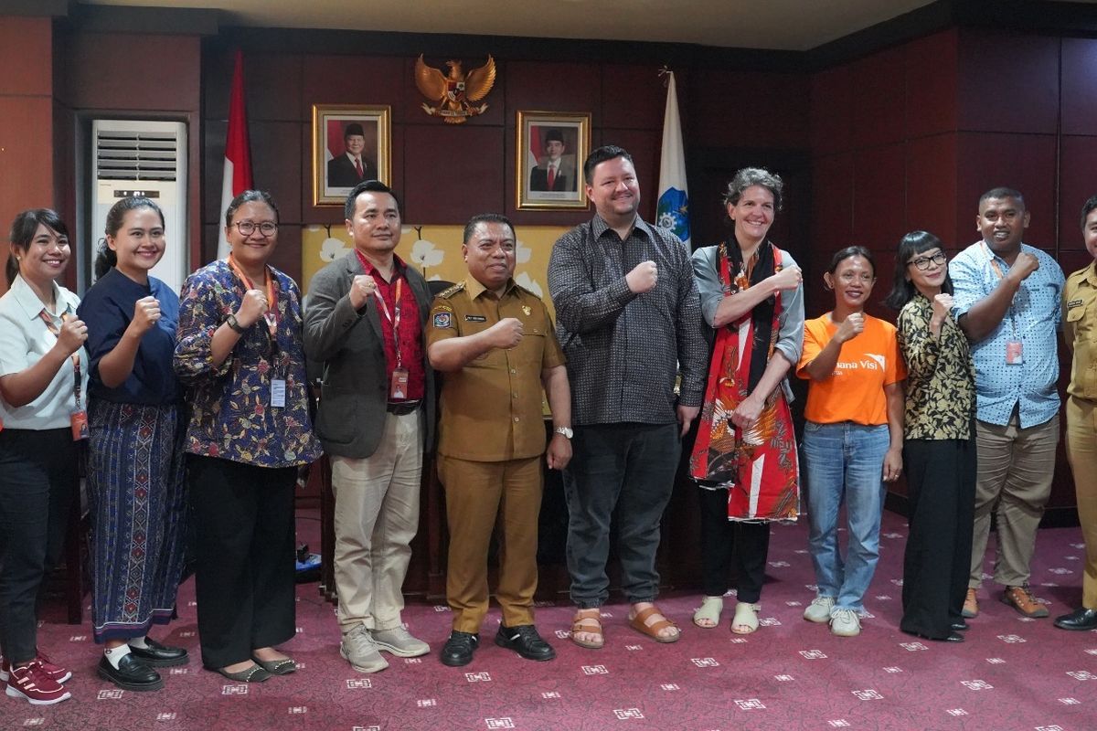 Tim KREASI, Save The Children, dan Wahana Visi Indonesia berfoto bersama Piet Hein Babua, Bupati Halmahera Utara, setelah berdiskusi bersama. 