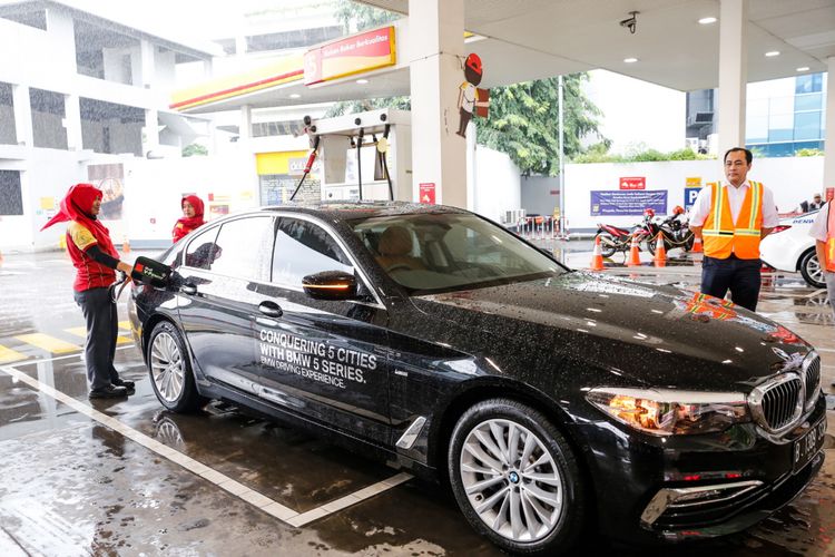 Petugas SPBU Shell mengisi bahan bakar minyak (BBM) jenis Shell V-Power ke mobil BMW 520i Luxury saat acara flag-off dari BMW Driving Experience di SPBU Shell, Jalan Gatot Subroto, Menteng Dalam, Jakarta, Senin (12/3/2018). Program BMW Driving Experience merupakan kegiatan untuk menempuh lima kota besar sejauh 900 kilometer dengan mengendarai BMW Seri 5, salah satunya BMW 520i Luxury yang memiliki mesin 4-silinder BMW TwinPower Turbo serta memakai bahan bakar berkualitas.