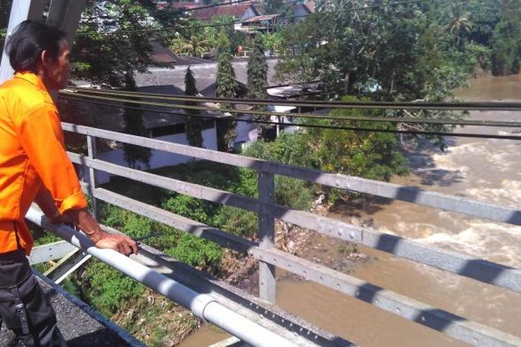 Anggota tim SAR memantau korban hanyut di jembatan Canguk, sungai Elo, Desa Banyuurip, Kecamatan Tegalrejo, Kabupaten Magelang, Senin (6/3/2017).