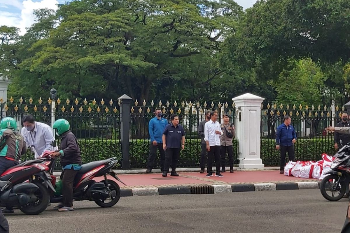 Presiden Joko Widodo memantau pembagian paket sembako untuk masyarakat di Depan Istana Merdeka, Jakarta, pada Kamis (13/4/2023) siang.