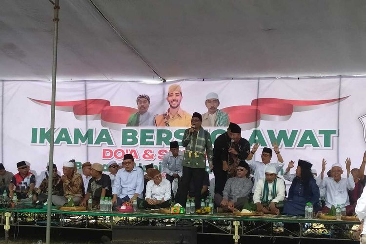 Calon Wakil Presiden RI nomor urut Mahfud MD bersama ribuan warga menggelar pembacaan salawat di Lapangan Jembatan Suramadu Kabupaten Bangkalan, Sabtu (18/11/2023).