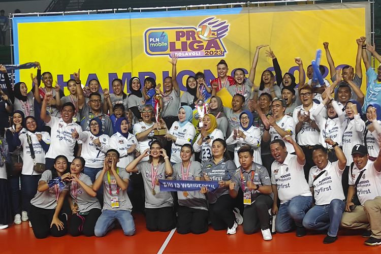Para pemain dan ofisial tim Bandung bjb Tandamata merayakan gelar juara Proliga 2023. Bandung bjb Tandamata menjadi juara usai memenangi laga Grand Final Proliga 2023 dengan skor 3-2 atas Jakarta Pertamina Fastron di GOR Amongrogo, Sabtu (18/3/2023) malam WIB.