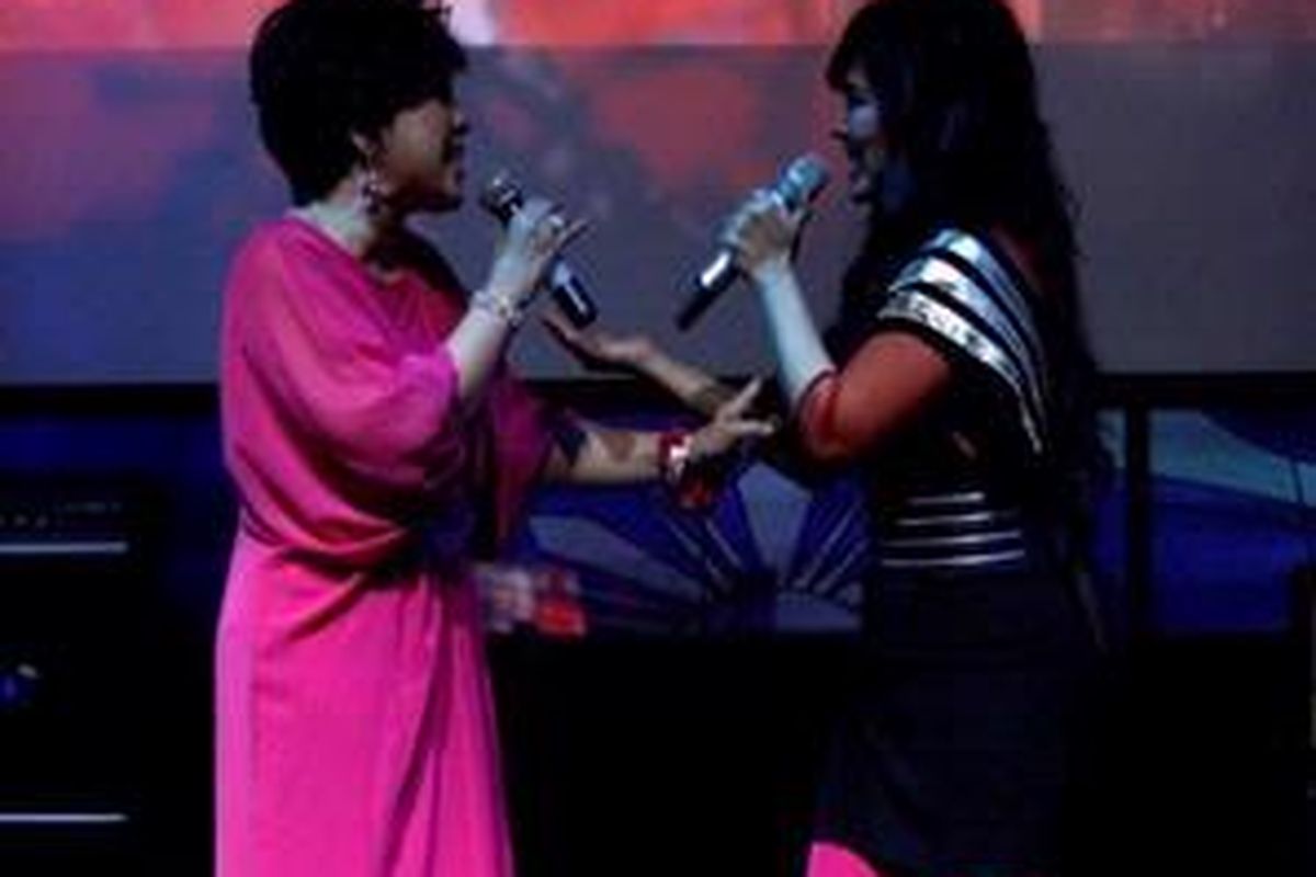 Diana Nasution (kiri) dan Titi DJ menduetkan lagu Jangan Biarkan dalam peluncuran album Titi berjudul Titi to Diana, di Hard Rock Cafe Jakarta, Rabu (17/2/2010).