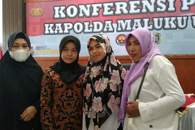 Sulastri Irwan (berjilbab motif bunga, tengah), calon siswa bintara yang sempat gagal ikut pendidikan di Polda Malut, akhirnya dinyatakan lolos. ANTARA/Abdul Fatah