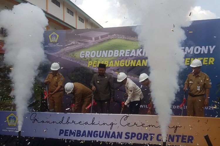 Agenda groundbreaking pembangunan sport center di Desa Yosowilangun, Kecamatan Manyar, Gresik, Jawa Timur, Senin (5/12/2022).