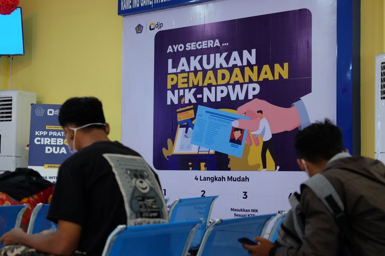 Masyrakat sedang mengantri mendapatkan pelayanan pajak di Kantor Pelayanan Pajak (KPP) Pratama Cirebon Dua, Jawa Barat.